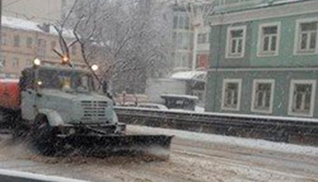 Утверждена технологии зимней уборки дорог и дворов с применением реагентов и щебня в Москве